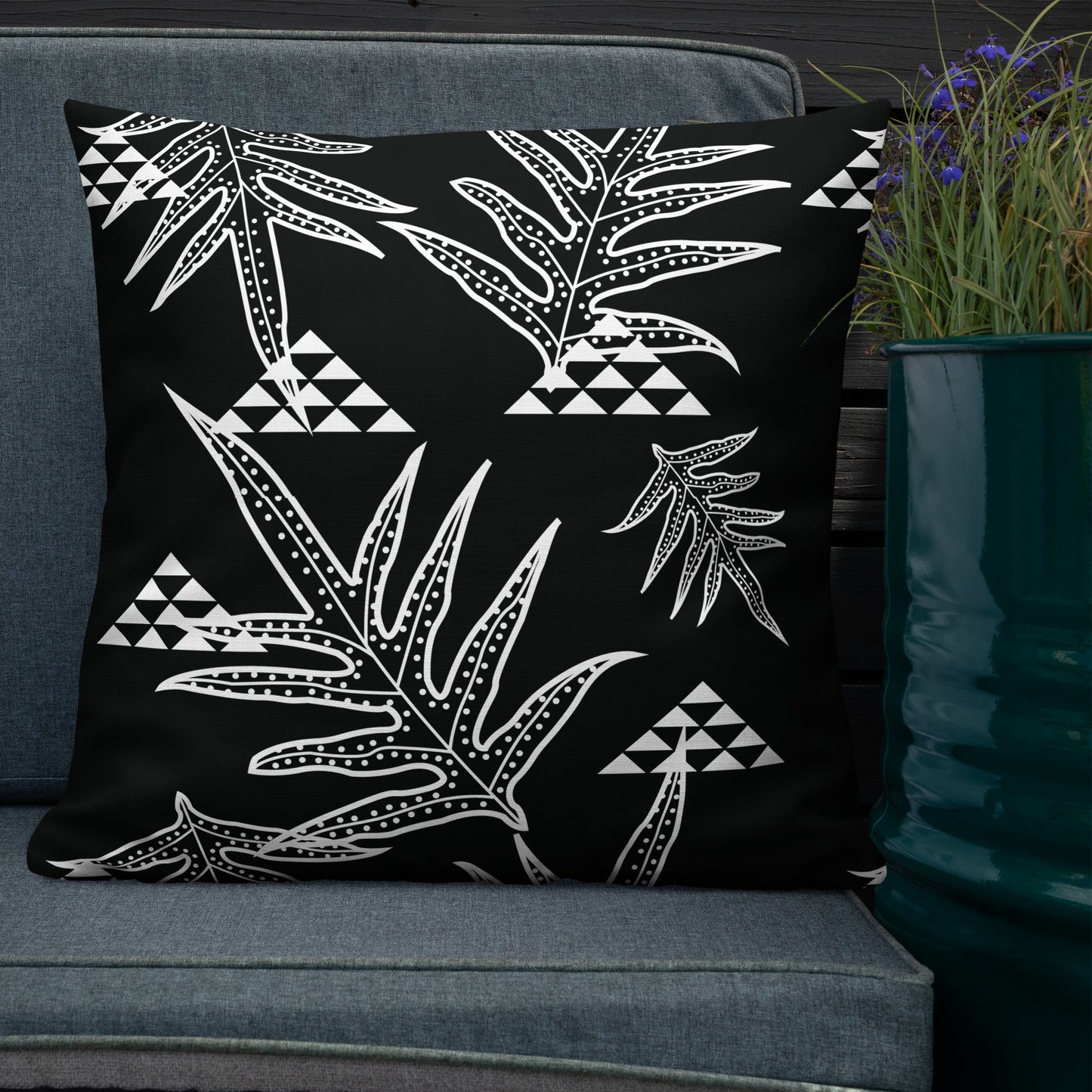 Laua'e Black Premium Pillow