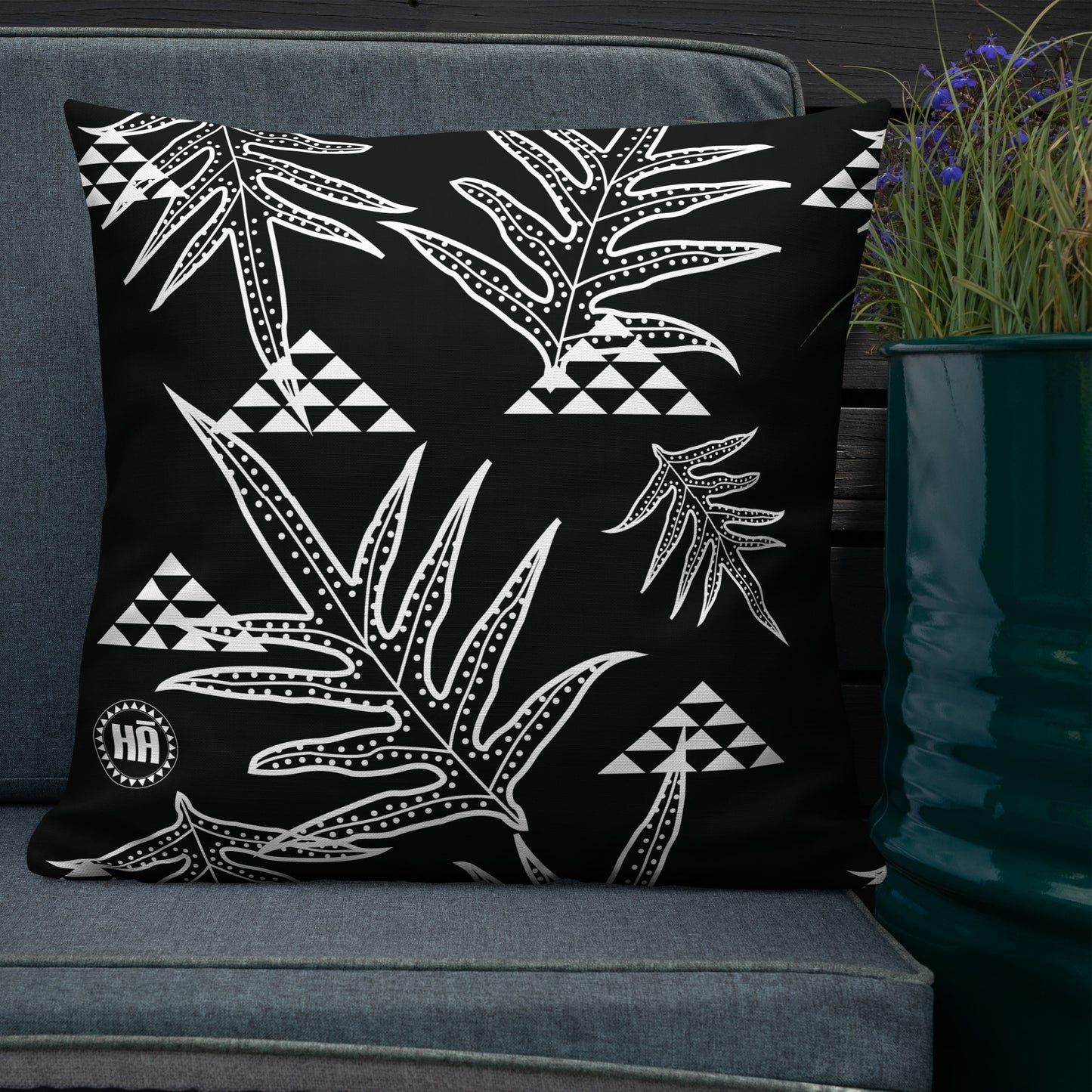 Laua'e Black Premium Pillow