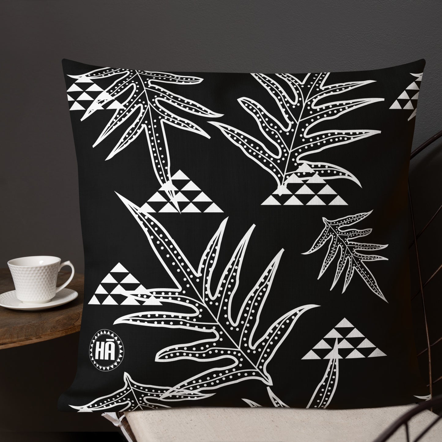 Laua'e Black Premium Pillow